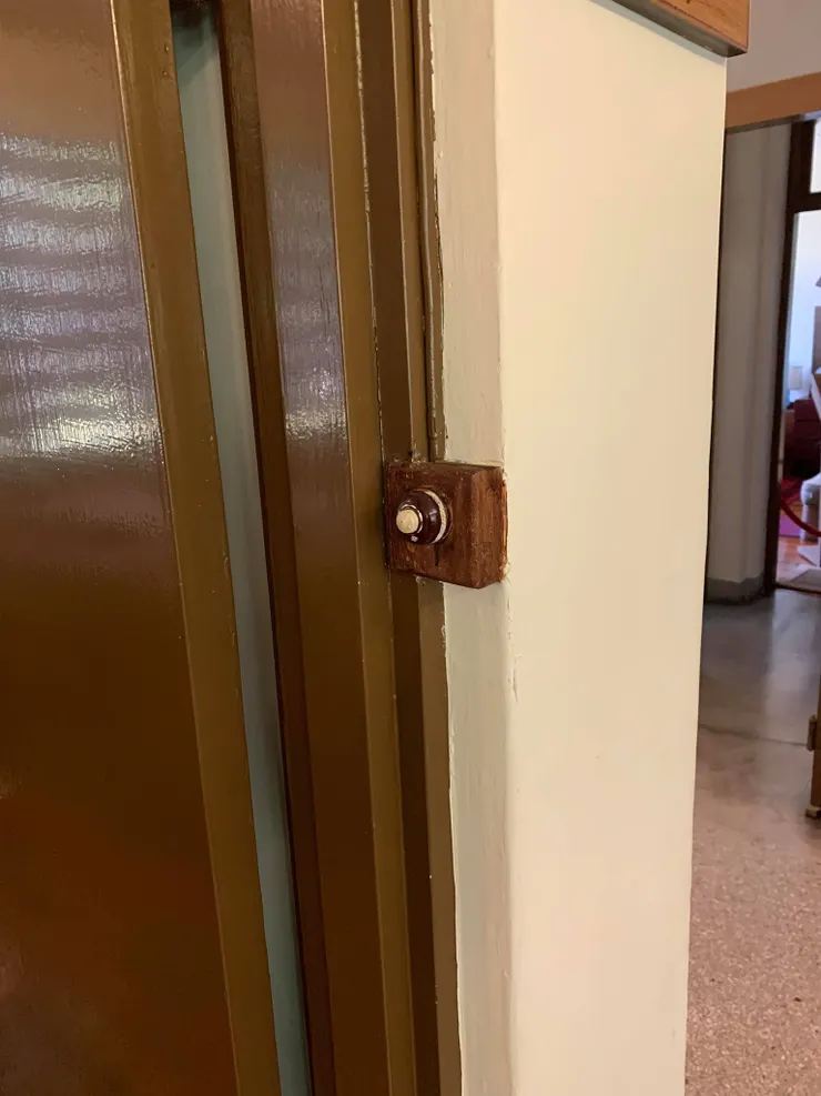 房子裡裝設了許多緊急鈴(胡適故居室內禁止拍照。圖片取自胡適紀念館網站)