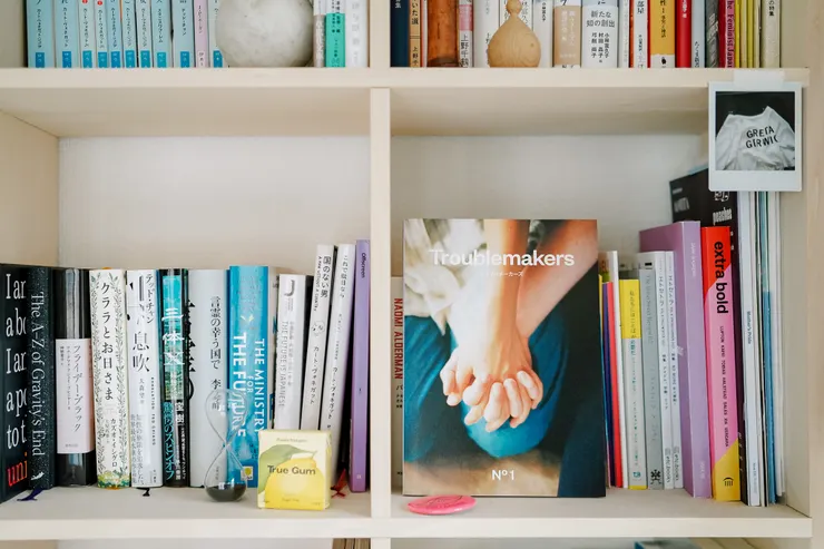 Troublemakers 是以英語為主文排版,為了不顯違和,設計師井上麻那巳參考了很多家中收藏的外文雜誌。Photo by Troublemakers