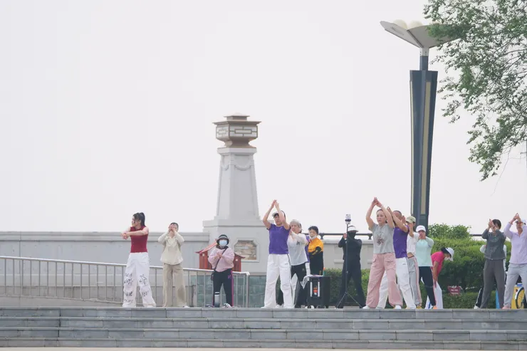 清晨六時已經有不少人