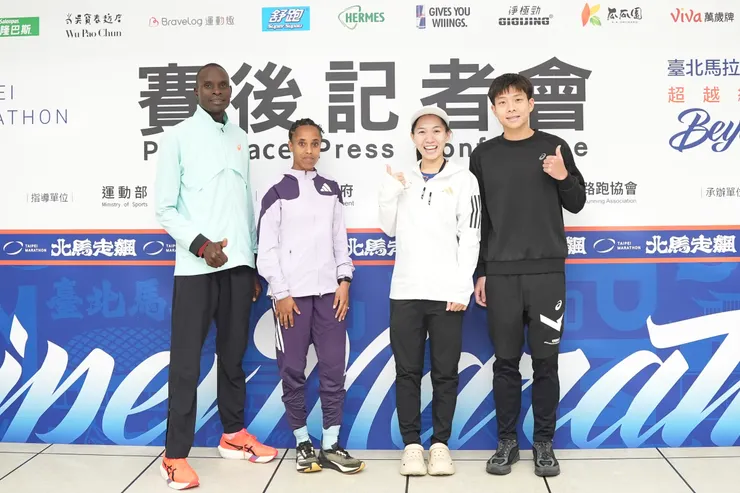 （左起）馬拉松男子總排第一名、女子總排第一名、國內女子第一名張芷瑄、國內男子第一名施育佐