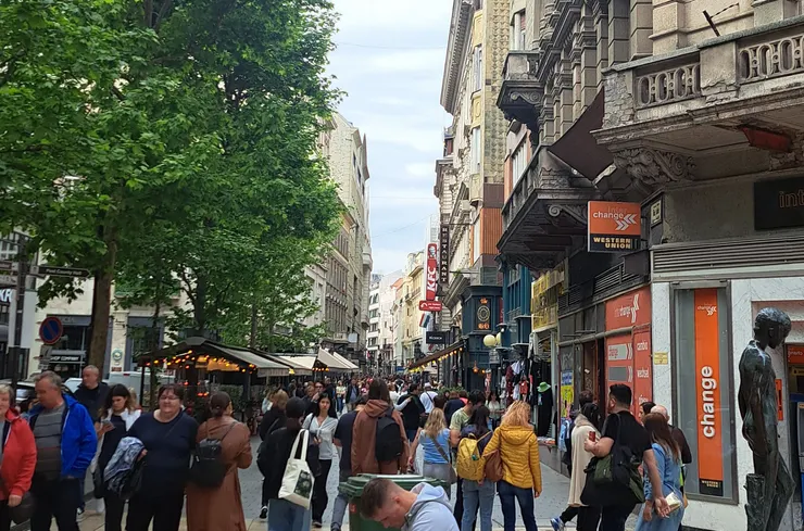 Váci 街...沿著走都是賣紀念品店.. 可走到弗洛斯馬提廣場