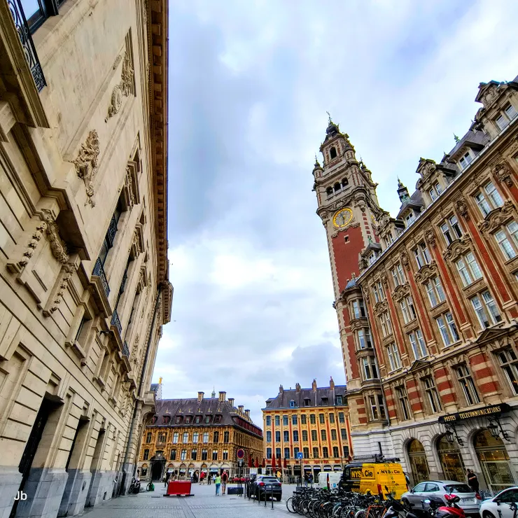 【說法國只知巴黎馬賽見識太少，走過戴高樂廣場頓覺此城佳妙！尖塔建築為里爾市政廳鐘樓。】