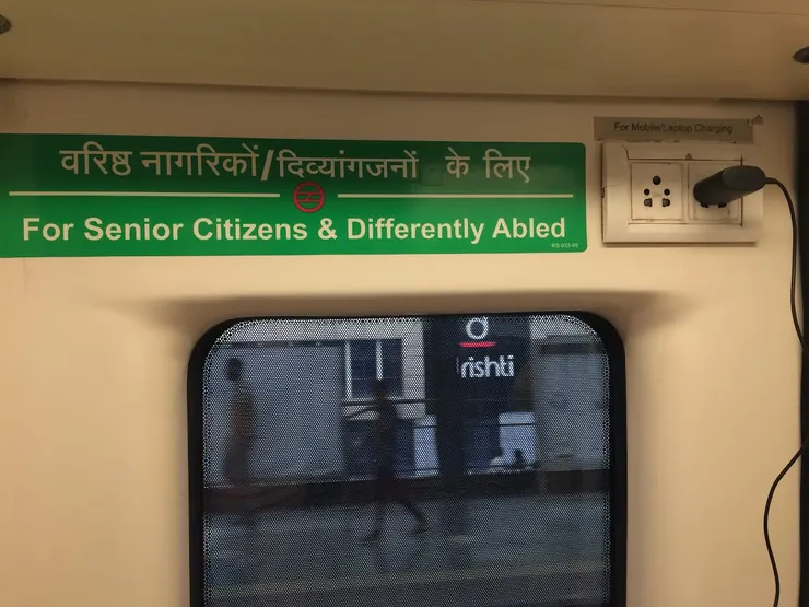 印度捷運也有博愛座，最貼心是座位上方還有充電插座