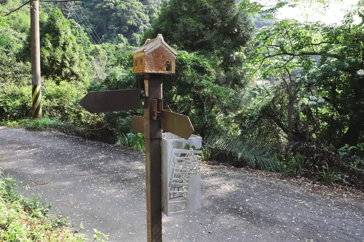 ▲很特別的十分崠路標(上面還有茶亭模型)