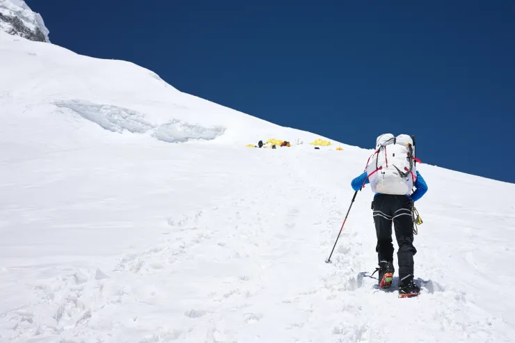 往道拉吉里6400m的C2行進中