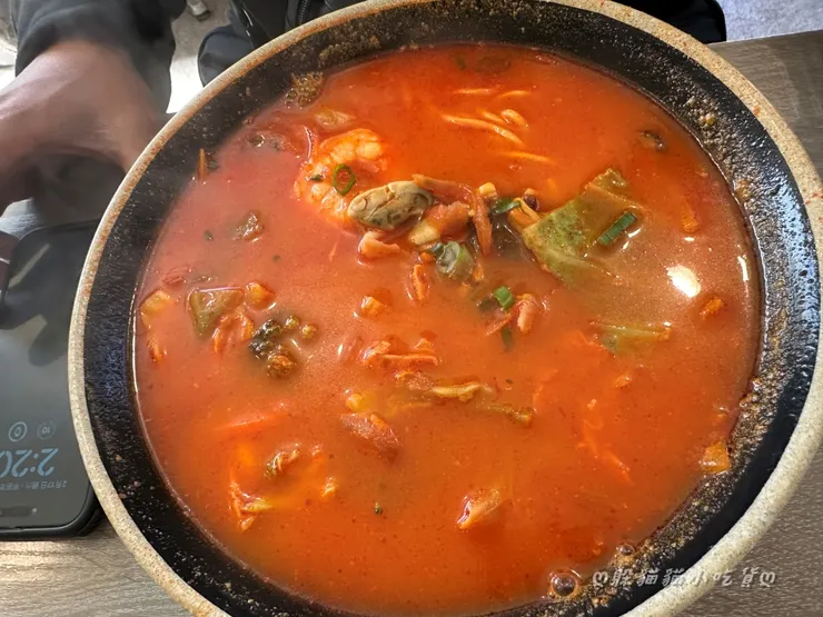 海鮮煲湯湯底應該和豆腐煲湯是一樣的，不過多了海鮮的鮮甜，把味道襯托的更有層次