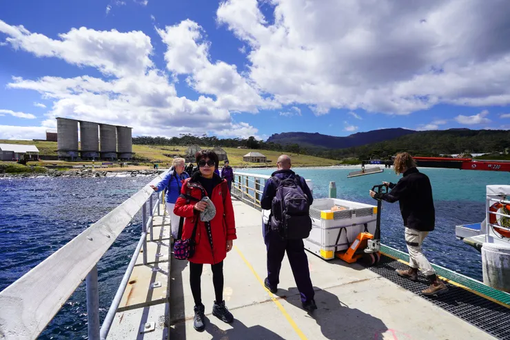 登島/一旁是託運行李集裝箱/駝獸領隊/勇腳ㄚ嬤