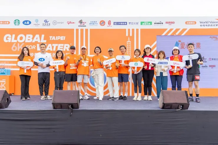 ▲各界代表共同參與 Global 6K for Water-每步都是孩子的取水路,手提Jerry Can,以行動支持台灣世界展望會的水資源行動,為孩子而跑。(台灣世界展望會提供)