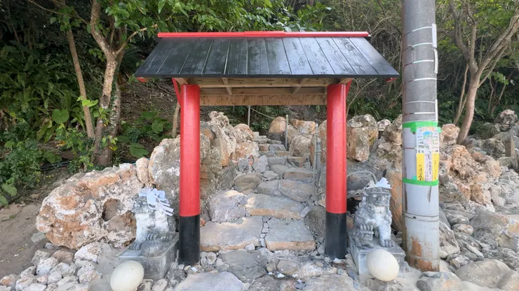 停車場旁的神秘鳥居