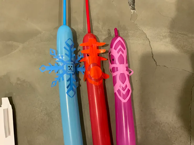 我們各自的氣球都有剪紙面具