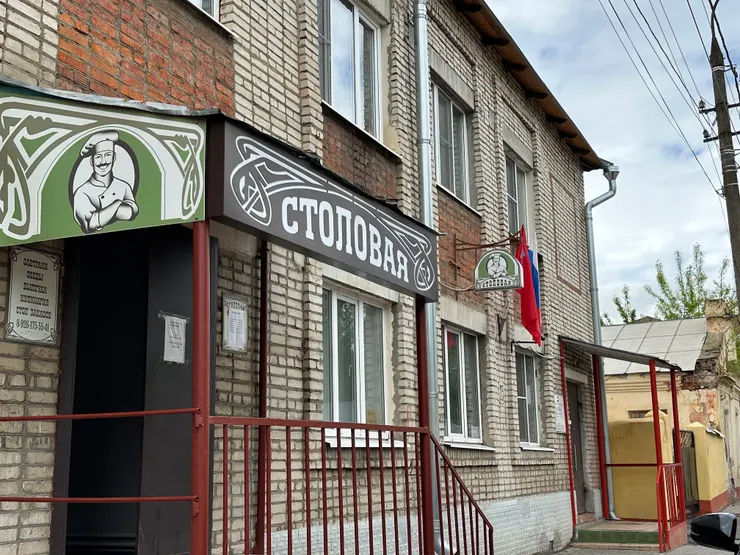 後來發現這裡好像是一間工廠附屬的食堂