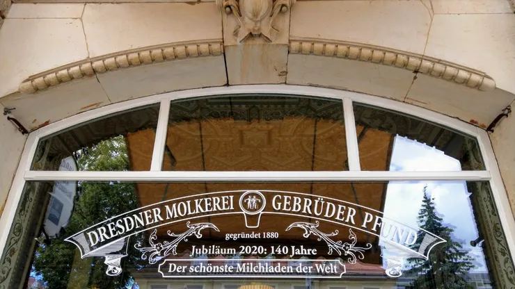 老Pfund（1849-1923）於1880年成立乳品廠，工廠曾佔地14000平方公尺，以廣告：「將六頭牛排在櫥窗，顧客可自己選想喝哪頭」打響名號，產品外銷英國、中國、日本、非洲、印度、中南美洲