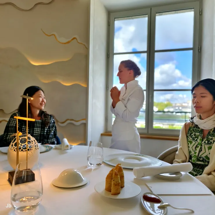 【可惜知名主廚不在否則會來致意！這位女士應是二廚，向我們致意說明主廚今天不克駐店。】