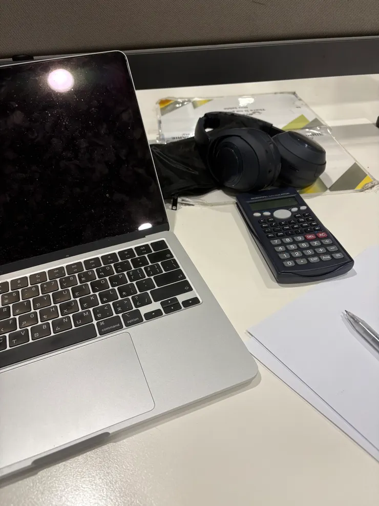 凌晨 12:00 還在圖書館苦讀...