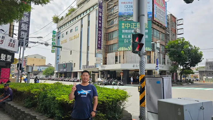 我身後就是彰化市的台灣大戲院!