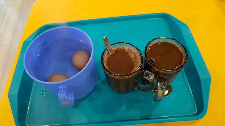 店家會給裝滿熱水的水壺把雞蛋放在裡面!還會給我們要把雞蛋給悶熟的盤子!