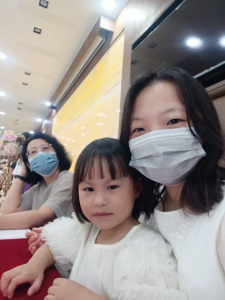 幫忙收禮金，還要幫忙顧小妹啊！從家裡顧到這裡來，沒辦法小妹不跟她媽，一臉委屈🥺