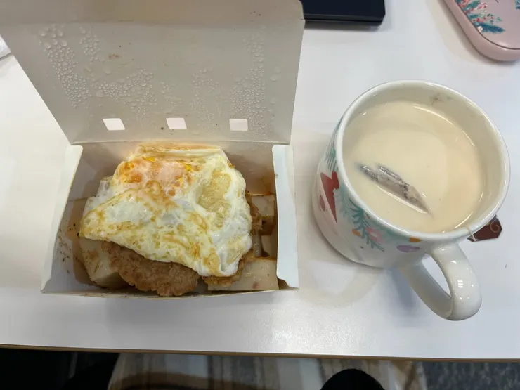 終於拍到蘿蔔糕+蜜桃茶拿鐵。