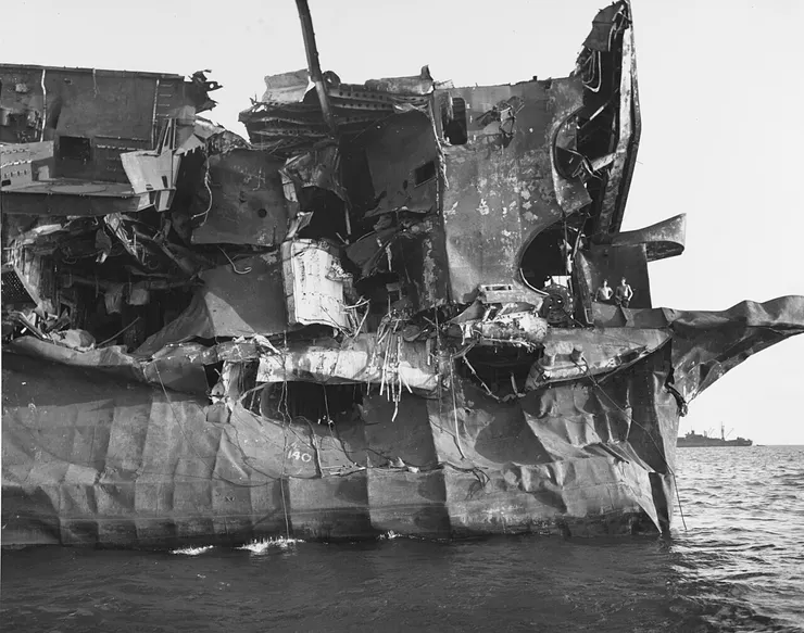 美國「獨立號」航空母艦測試時損壞船尾左舷