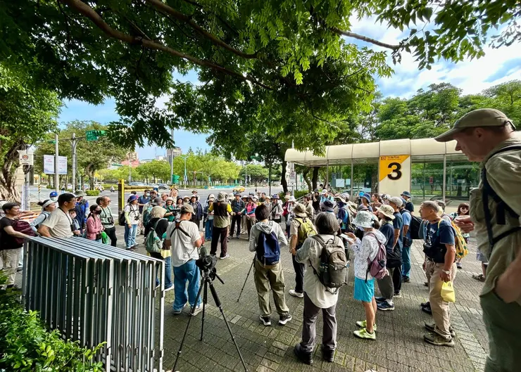 圖02 捷運小南門站3號出口前人山人海