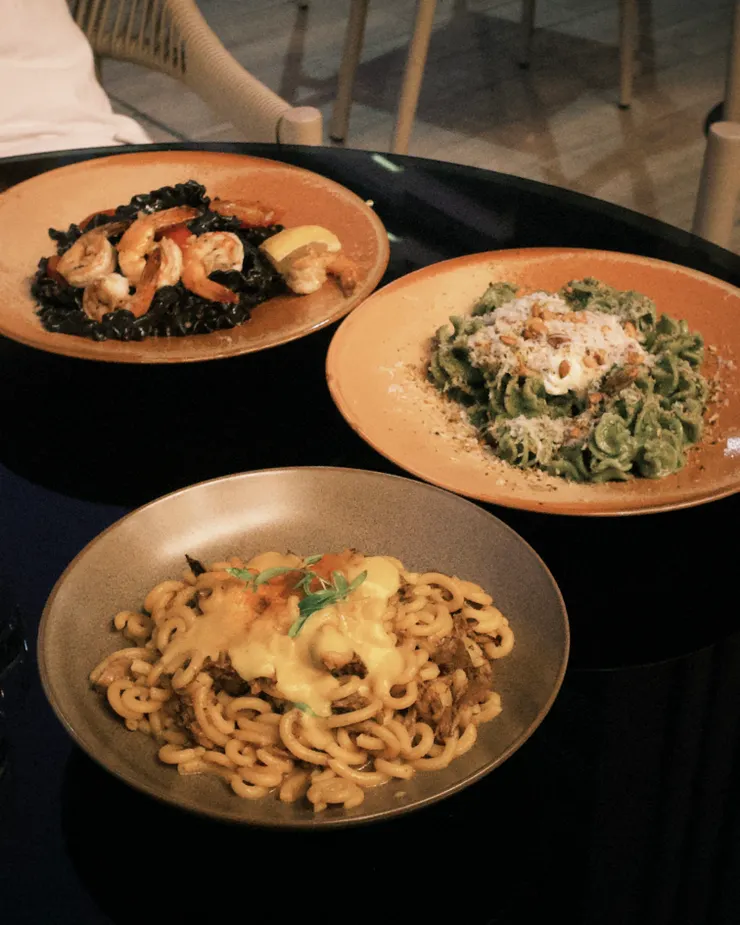 （上至下）清炒鳳尾蝦墨魚波浪麵、松子青醬可樂果麵、咖啡手撕羊草形麵