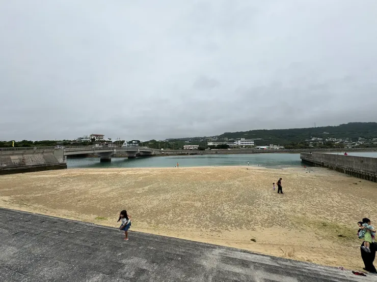 跳水是當地小孩的娛樂 全裸從橋上面跳下去 增眼界了