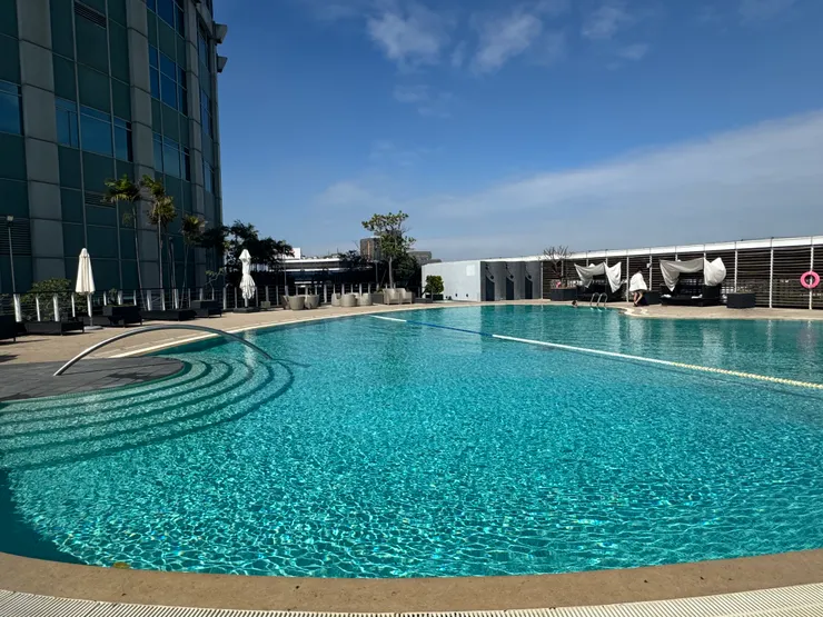 不是制式長方形泳池，拍起來蠻美的