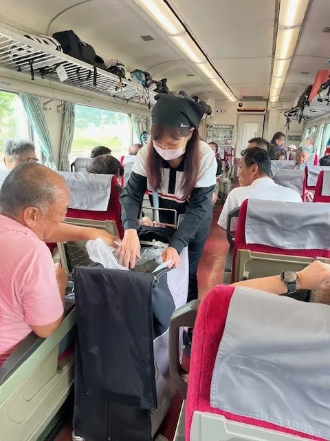 才一個車廂垃圾就滿了!!