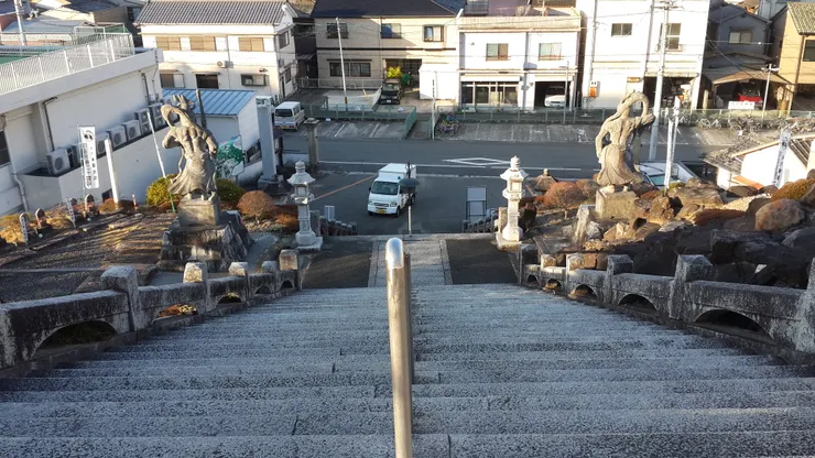 比一般建築物高