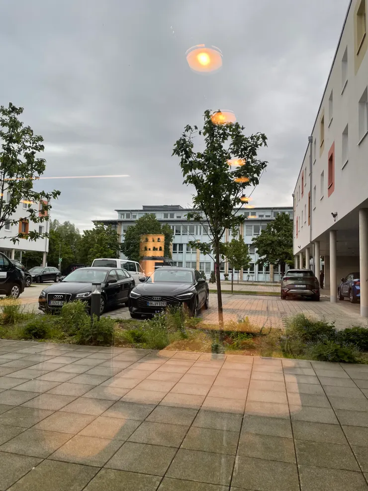 城市的玻璃裡,倒映著還沒醒的人。 ——〈交班前〉