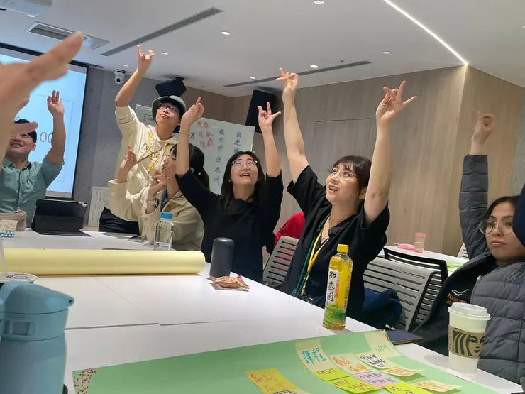 回應著那道光芒，你會選擇用什麼樣的姿態去應對呢？這是其中一組夥伴的方式🫳（舉起手🙋試試看，你也可以擁有那道光）😁魚沫悠遊之啵😌