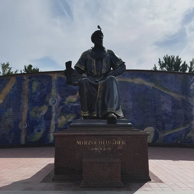 烏魯伯格雕像