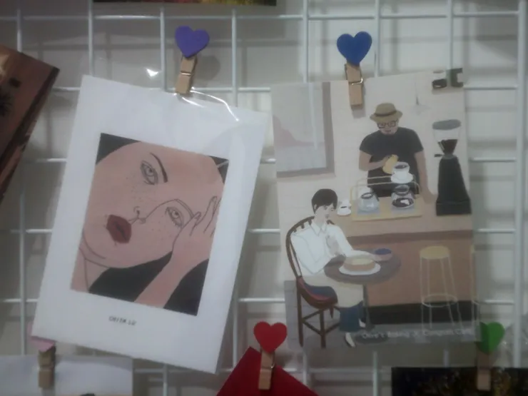 最後買了左邊這張明信片,喜歡圖裡的雙下巴跟嘴邊痣XD右邊那張也是盧琪婷Chita Lu畫作。