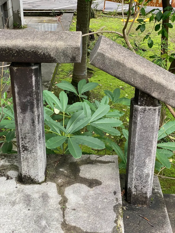 扶手與支柱之間的「脖子」設計