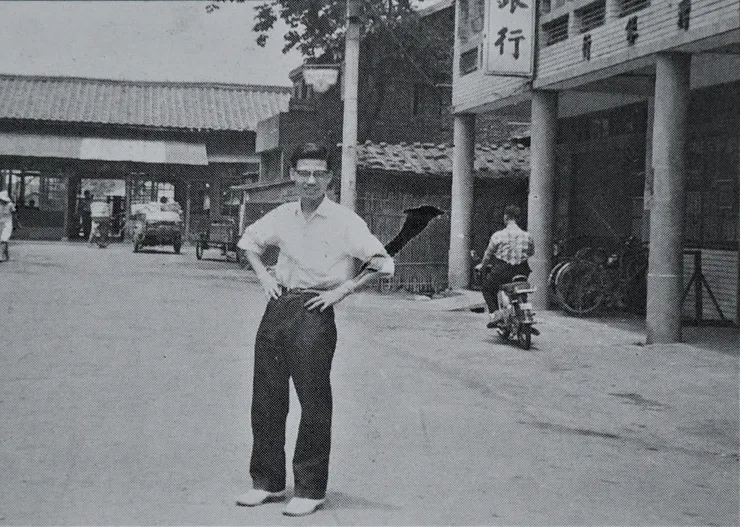 吳志榮醫師身後的建築物,就是過去的景美火車站