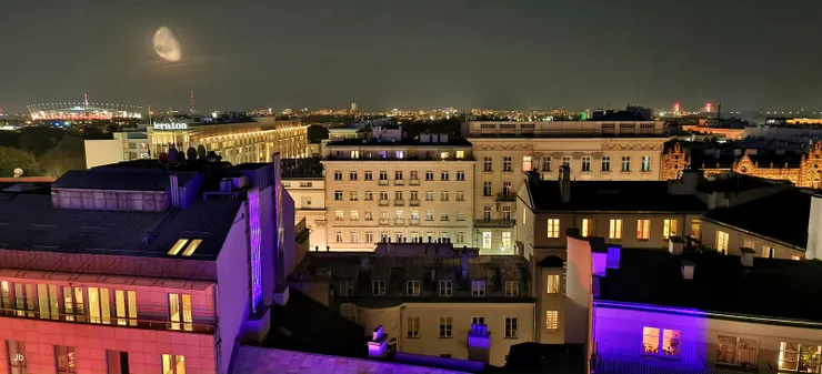 【窗外半圓月下古城不如想像中美，克里斯嘆歷史風華都被戰火催毁。克里斯雖為化工博士，但深具人文素養，熟悉歐洲與波蘭歷史，言談間不時流露對祖國近代所受諸多不幸的感傷忿悶。他說18世紀以前華沙的美，絕對可與布拉格分庭抗禮，只是珍貴的歷史建築大多已毀於接連不斷的戰火。】