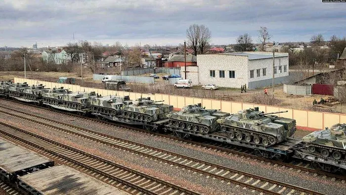 俄羅斯通過白俄羅斯境內鐵路運送的坦克