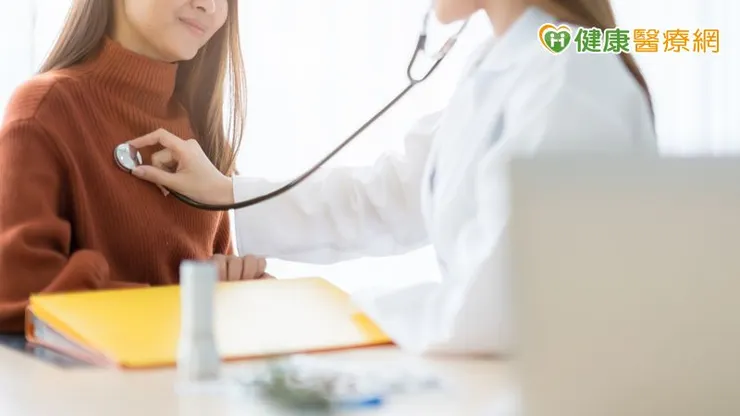 乳房在女性經歷不同時期時表現多樣,因此定期檢查是重要一環,目前政府提供40至74歲女性每兩年一次的免費乳房攝影檢查補助,若為懷孕及哺乳期則可透過乳房超音波進行檢查。