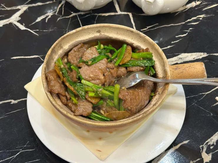 薑蔥蜆芥牛肉煲：是日最喜歡菜式，牛肉沒有太強的梳打粉醃味，跟薑蔥蜆芥的濃味又配合得宜