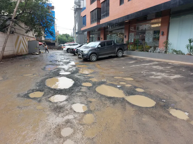 雨季的道路，都是泥巴水坑 \ 筆者攝於Cape Verde St., Atlas, Addis Ababa
