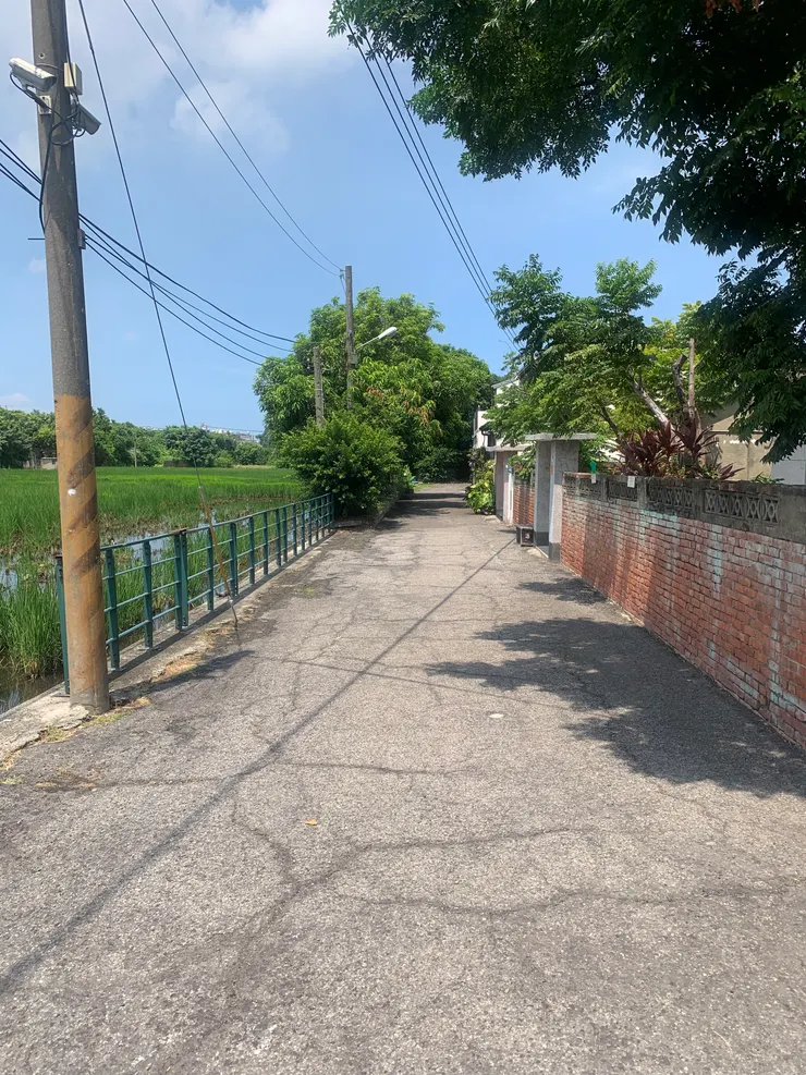 一間間眷村氣息濃厚的房子，對面是緣油油的一片視野