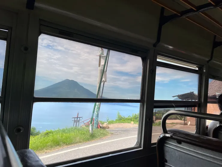 離開Panajachel的chicken bus再看一眼Atitlán Lake