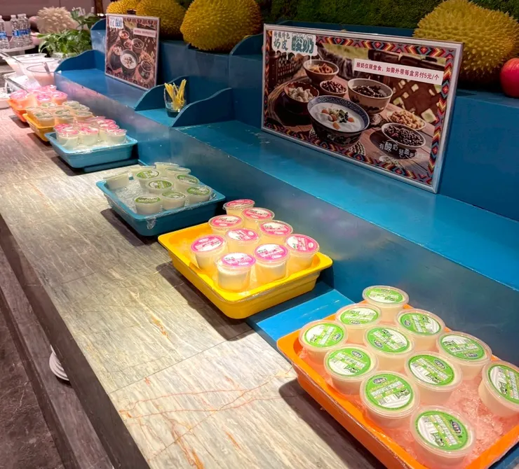 酸奶 新疆將牛羊駱駝奶發酵製成酸奶，特色是質地濃稠酸味明顯，可以用喝的或著舀來吃，口感介於優格與奶酪之間，口味眾多奶香味十分濃郁，對排便十分有效果