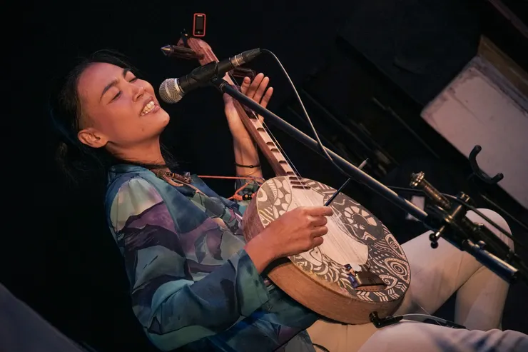 戴曉君在講唱會中演唱十多首歌曲，不僅帶來恆春傳統民謠月琴演奏，甚至在演唱〈vaivaik 尋走〉時以水彩筆打擊月琴，分享〈vaivaik 尋走〉的呈現方式。 （圖／風潮音樂 提供）