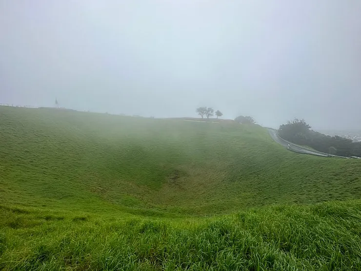鋪滿草皮的火山口看起來很像隕石擊落的坑