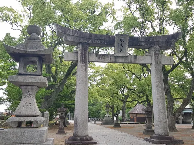 水天宮參拜道上的鳥居及奉獻石燈籠