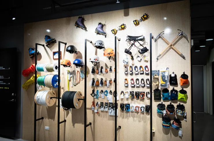 一樓的攀岩與繩索裝備牆，在熟悉的位置卻換上了新裝。