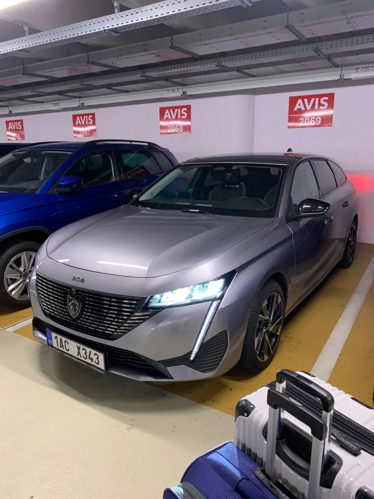 離開布拉格之後的座駕大銀哥