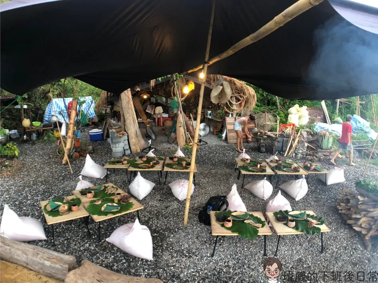 一天最多接待15人 最少5人以上才會出餐 座位的話就是一人一個小桌及沙袋做成的椅子