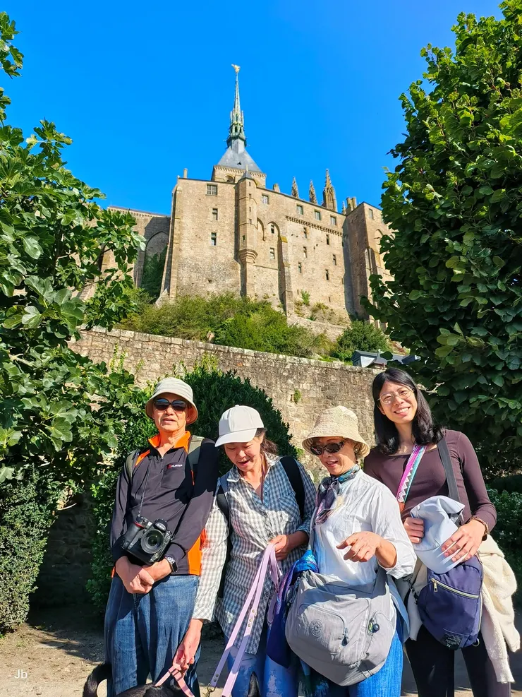 【跨進國王門石坂與階梯步步高升！攀向修道院途中請人幫我們拍張合照，背景即修道院，此島雖為花崗岩構成，卻也到處不乏綠意。】